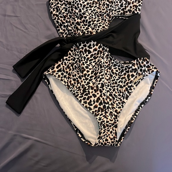 NWT VINCE CAMUTO Leopard And Black Design One Piece SwimSuit Womens Size 6 - Picture 4 of 12